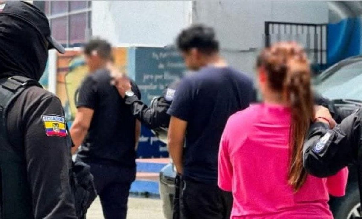 La Fiscalía General del Estado inició un proceso contra once personas acusadas de formar parte de una red de delincuencia organizada dedicada a la estafa, captación ilegal de dinero y testaferrismo.