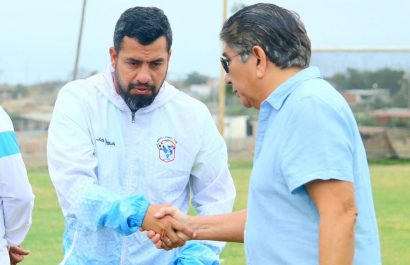Javier Carvajal, entrenador del Manta FC junto a Jaime Estrada.