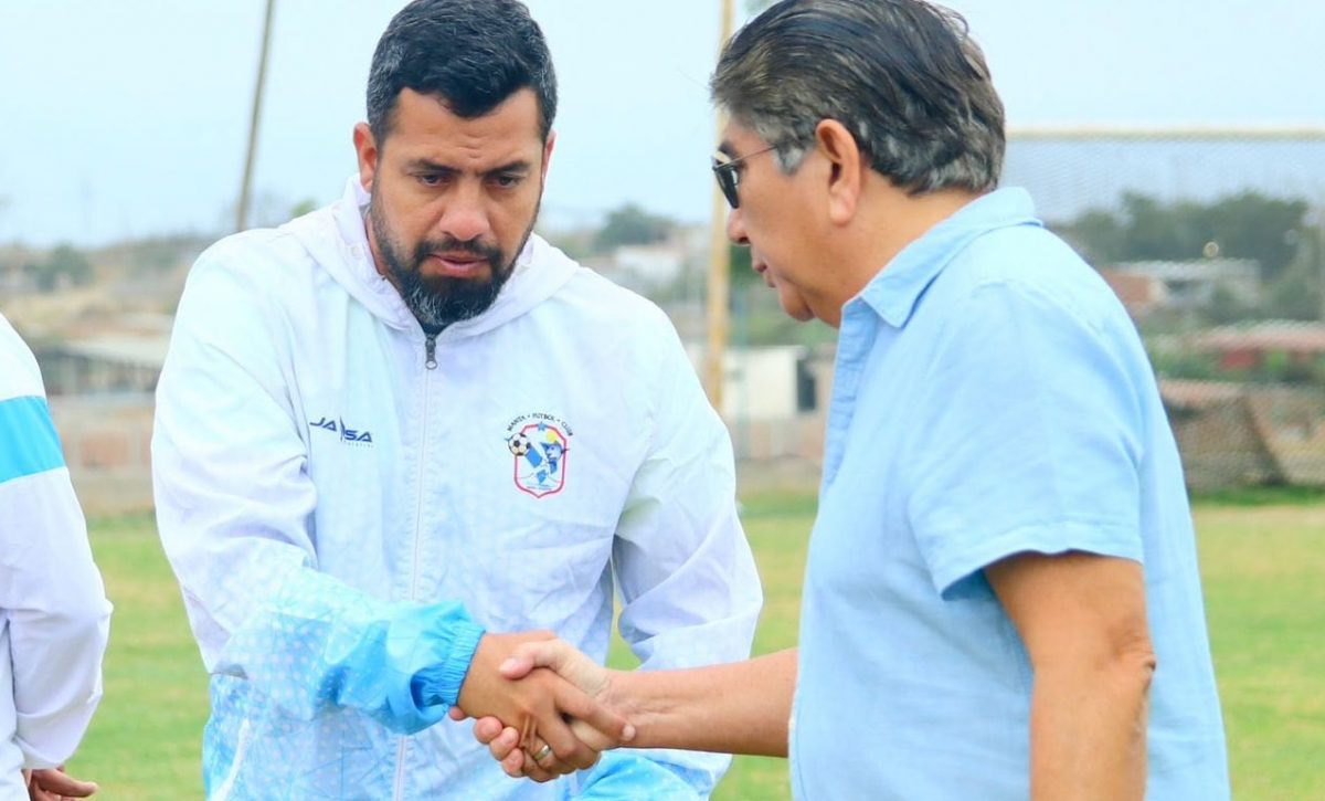 Javier Carvajal, entrenador del Manta FC junto a Jaime Estrada.