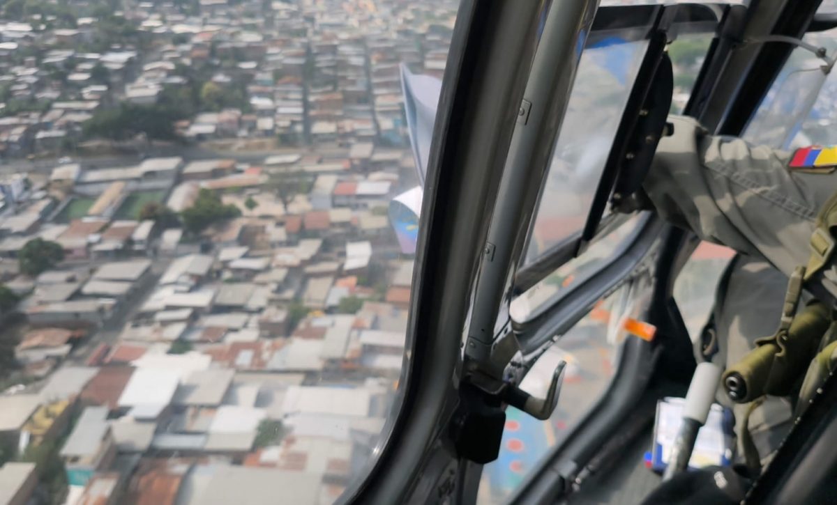 ¡Lluvia de billetes en Portoviejo! Ejército impulsa la línea de denuncias 131 con campaña aérea