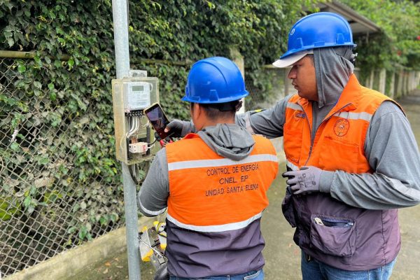 ¡Miles de Ecuatorianos Reclaman a CNEL! Apagones y Facturas Altas en 2025