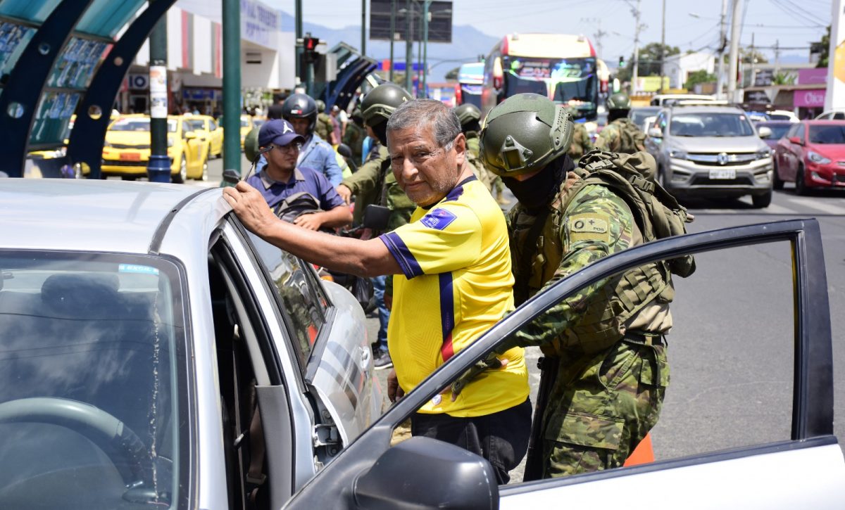 ¡Militares en acción! Portoviejo bajo control para frenar armas y explosivos