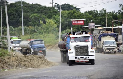 ¡Peligro en Portoviejo! Baches y montículos amenazan a conductores