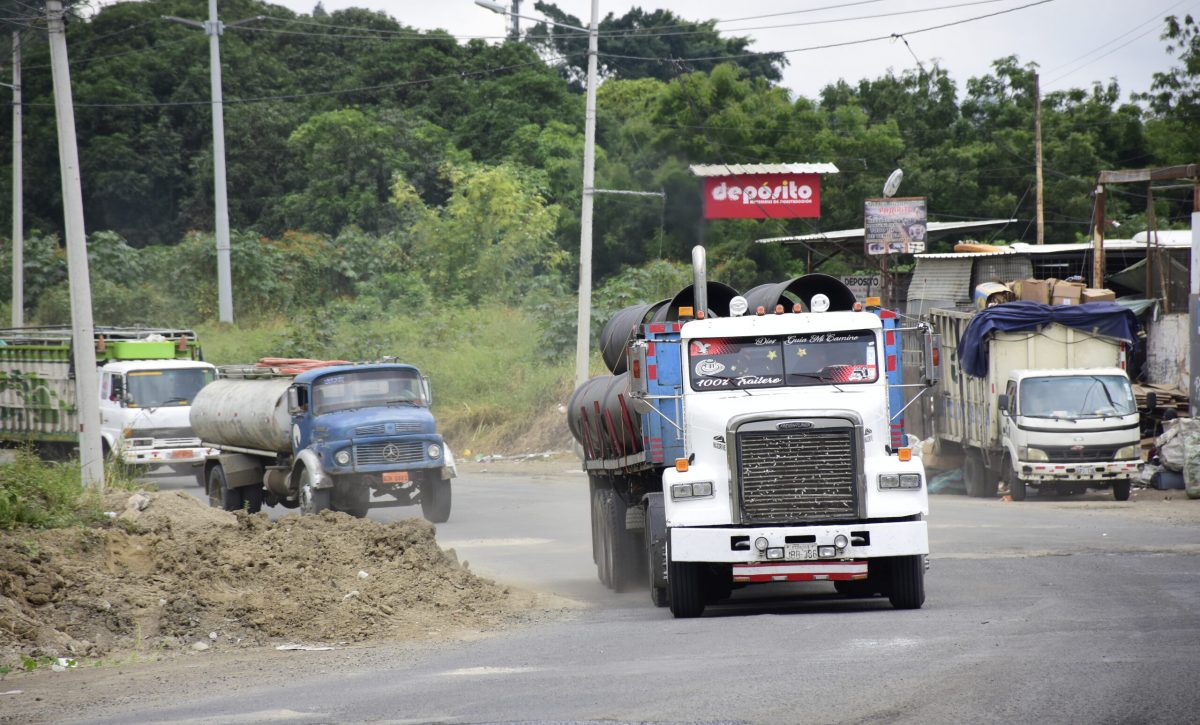 ¡Peligro en Portoviejo! Baches y montículos amenazan a conductores