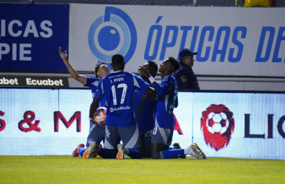 Jugadores de Emelec celebran su primer gol.