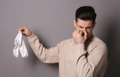 ¿Qué hábitos debes abandonar para decir adiós al olor en los pies?