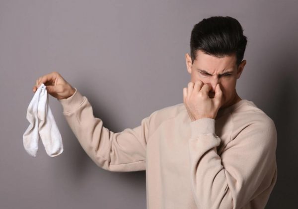 ¿Qué hábitos debes abandonar para decir adiós al olor en los pies?