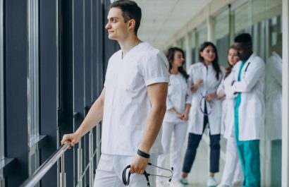 ¿Qué incluye la nueva compensación para médicos y enfermeros residentes en Ecuador?
