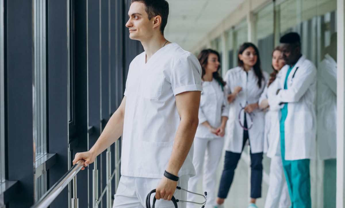 ¿Qué incluye la nueva compensación para médicos y enfermeros residentes en Ecuador?