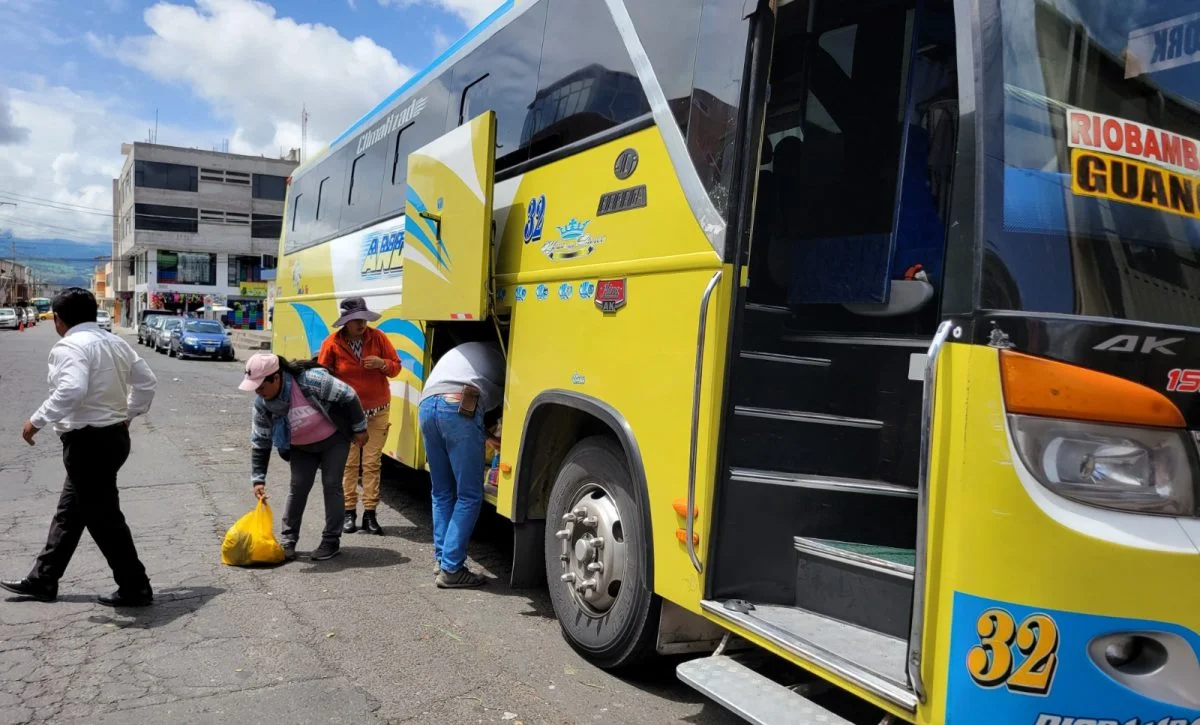 ¿Subirá el pasaje en Ecuador? Gobierno revisa tarifas de transporte tras fin del subsidio al diésel