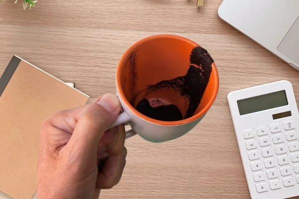 ¿La taza que usas en el trabajo es un nido de bacterias?