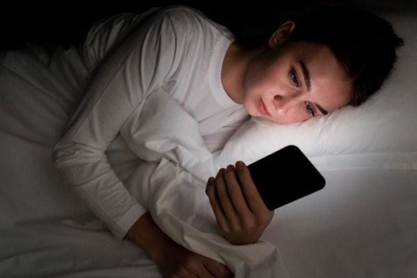 ¿Usar el celular de noche daña tu salud? Estudios lo confirman