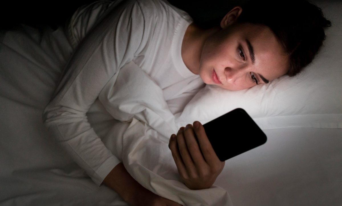 ¿Usar el celular de noche daña tu salud? Estudios lo confirman
